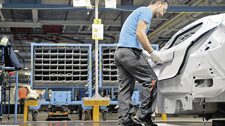 A driverless transport system brings the necessary material directly to Ford’s assembly line in Niehl