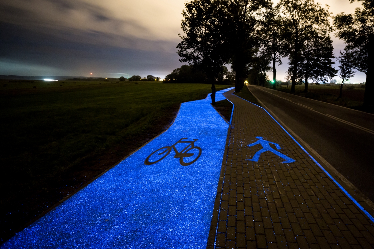 Polish town tests glowing solar-powered bike path